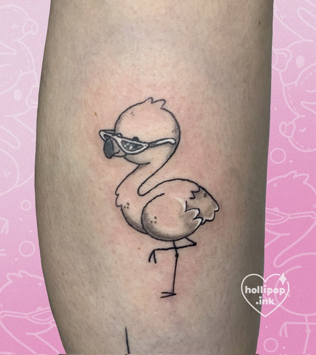 BenBillyKwijt's tweet image. Matching tattoo's met de @AboveColin als bestie tattoo.

Flamingo voor de squad, zonnebril voor de vibes. 

(2023, Holly "hollipop.ink", Slon Salon, Amsterdam)