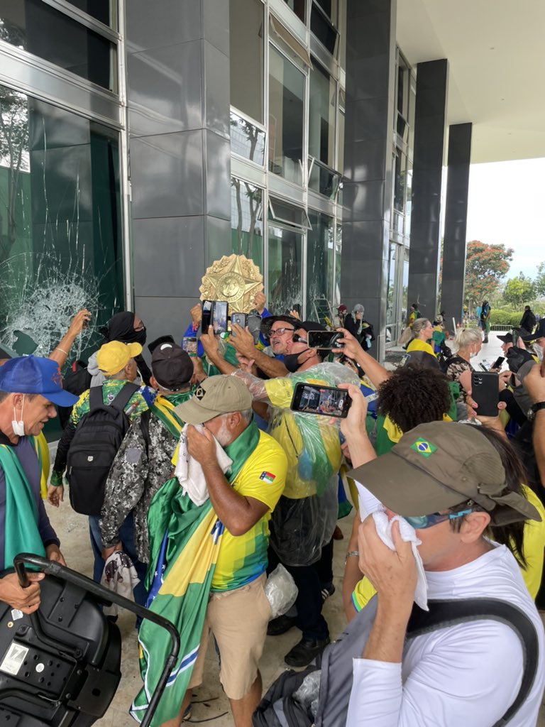 Os terroristas têm certeza que venceram e começam a arrancar objetos do STF