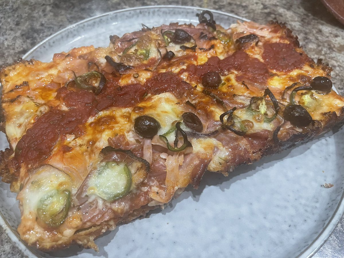 Made me a homemade Detroit style pizza tonight. Still not over it. 

#pizza #detroitstyle