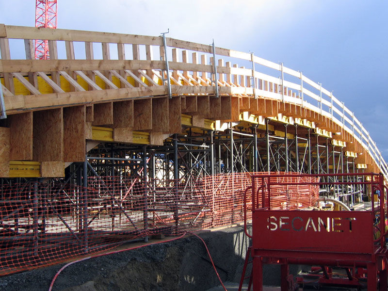 oliebana's tweet image. El diseño #paramétrico del #encofrado de las #Colinas es un proyecto complejo en sí mismo. A partir del modelo 3D se automatizaron los planos de replanteo de 1500 mesas de encofrado y los datos para la máquina de CNC de 10.000 cuñas de madera de apoyo, colocados por sistema GPS..