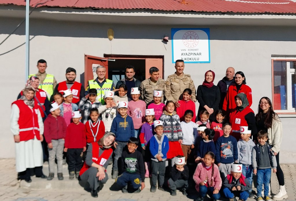 Genç Kızılay (@genckizilay) on Twitter photo Geride bıraktığımız haftada Türkiye'nin dört bir yanında yaptığımız bazı etkinlikler:
📍<a href="/genckizilay24/">Genç Kızılay Erzincan</a> Empati Çalışması
📍<a href="/genckizilayktu/">Genç Kızılay KTÜ</a> İlk Yardım Eğitimi
📍<a href="/genckizilay01se/">Genç Kızılay Seyhan</a> Okul Boyama
📍<a href="/genckizilay65ed/">Genç Kızılay Edremit</a> Okul Ziyareti
Ve daha fazlası 👇🏻 Geride bıraktığımız haftada Türkiye'nin dört bir yanında yaptığımız bazı etkinlikler:
📍<a href="/genckizilay24/">Genç Kızılay Erzincan</a> Empati Çalışması
📍<a href="/genckizilayktu/">Genç Kızılay KTÜ</a> İlk Yardım Eğitimi
📍<a href="/genckizilay01se/">Genç Kızılay Seyhan</a> Okul Boyama
📍<a href="/genckizilay65ed/">Genç Kızılay Edremit</a> Okul Ziyareti
Ve daha fazlası 👇🏻