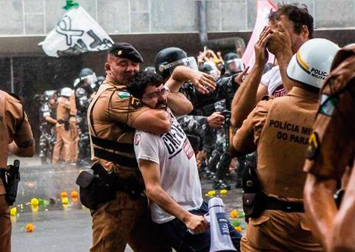 BiCarbonattoo's tweet photo. Se fossem professores se manifestando por condições melhores de trabalho, seria assim:

Capitólio
Brasília
Congresso Nacional
STF 
Palácio do Planalto https://t.co/QezwLPkGW2