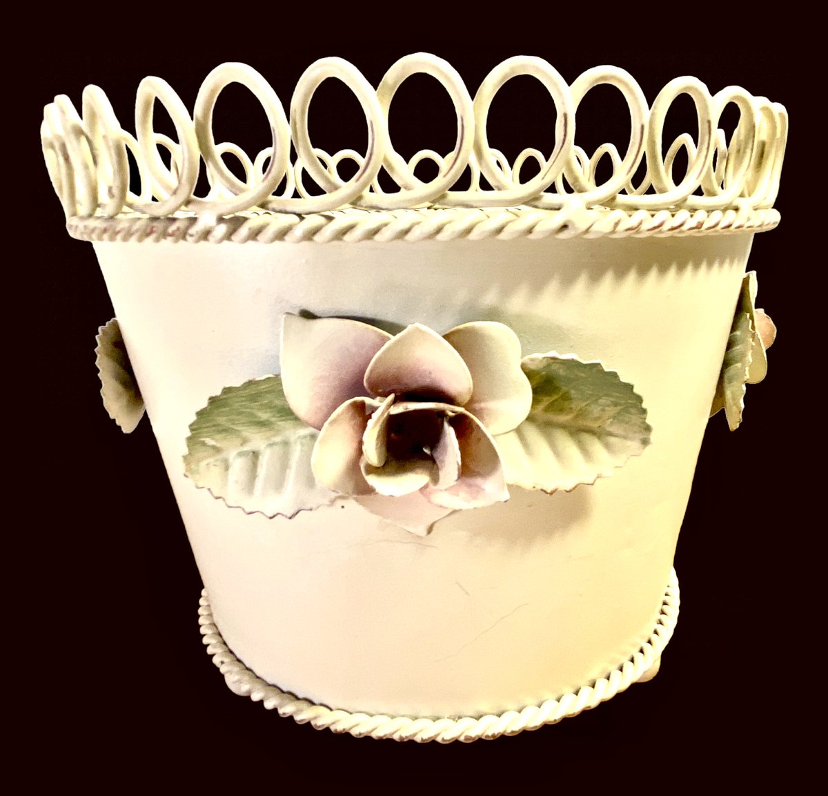 greatstuffuneed's tweet photo. Decorative White Metal Pink Roses Planter #vintage #metal #planter #Patio #Garden #HomeDecor #ShabbyChic #Cachepot #Flower #Floral #Arrangement #Centerpiece https://t.co/OB3eOOiuUB via
@Etsy https://t.co/H36PTK6vPD