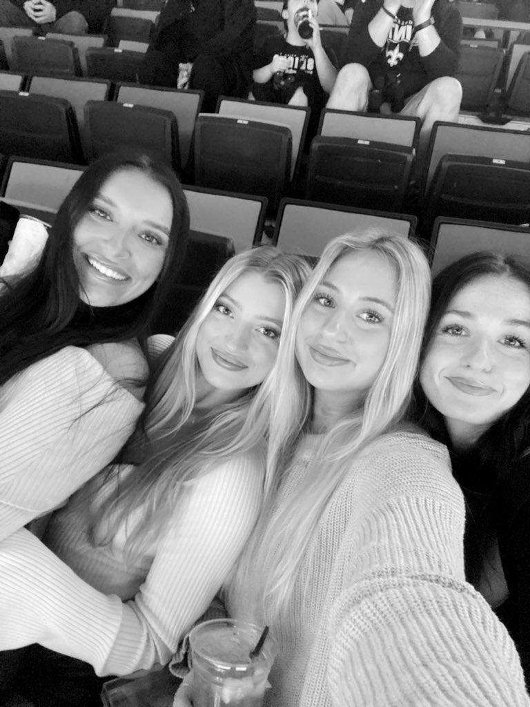 gates_zoe's tweet photo. Obsessed with you @Saints #SaintsGameday #movedemchains #nosebleeds #putusinyoursuite #ibleedblackandgold https://t.co/WdMH5wP2hb