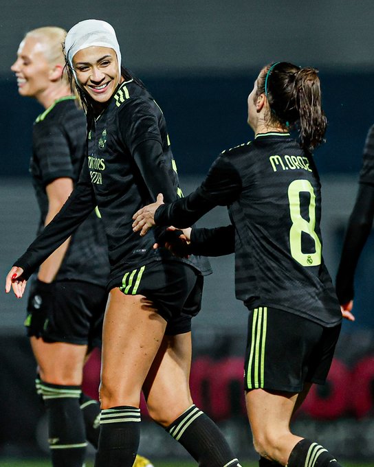 InformaRMD's tweet photo. Una sonrisa que nos deja tranquilos, tras los golpes sufridos en la cabeza durante el #Derbi.
Gracias #Kathellen por siempre dejar en alto el nombre del #RealMadridFemenino!!!
#FútbolFemenino #RealMadrid #RM #RMFans #RealFootball https://t.co/FYGfENEWGK