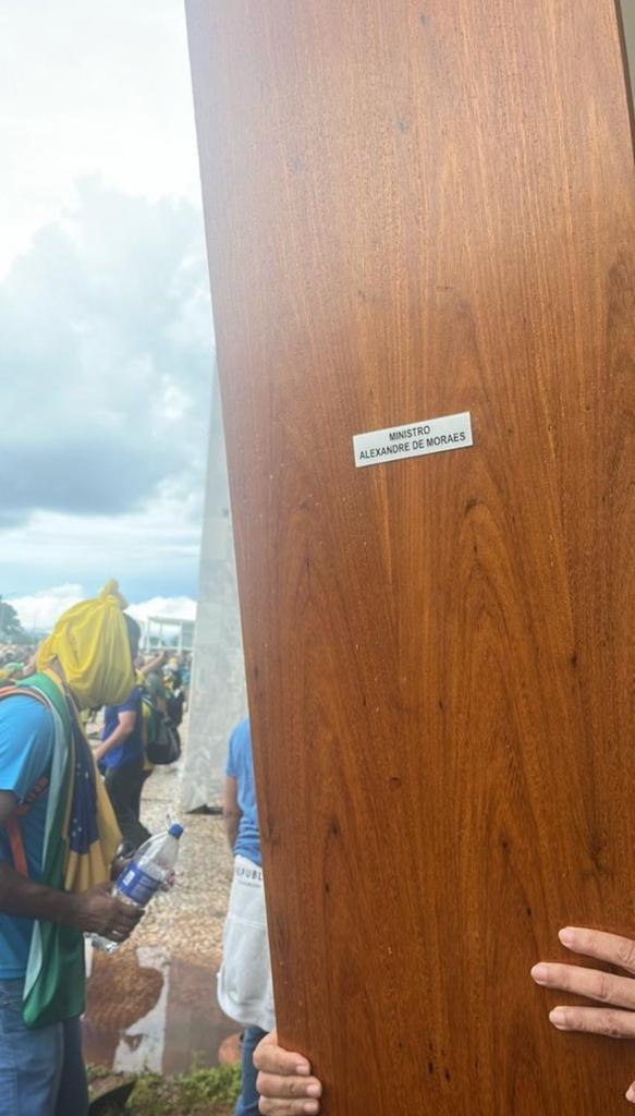 juniormelorn_'s tweet photo. Porta do gabinete de Alexandre de Moraes e arrancada e exibida como troféu! https://t.co/zIZTOXLm6u