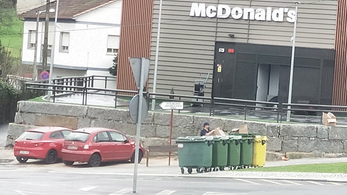 OsusKsars's tweet photo. El #reciclage en @McDonals_ES @McDonalds en #ourense no se hace. El cartón y toda la basura, se tira en el mismo contenedor @ecoembes https://t.co/bnWOWe5mpv