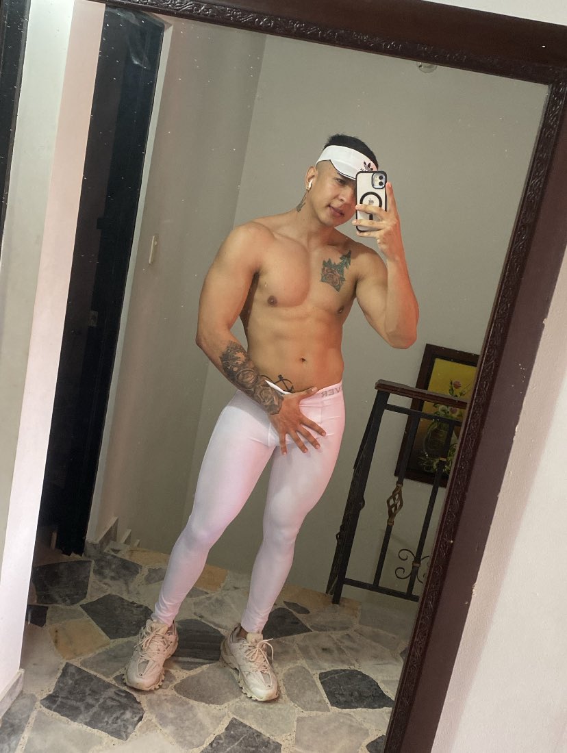 CcamiloSandoval's tweet photo. El gym tiene su efecto. 😈🔥 https://t.co/BmqzEcfDVj