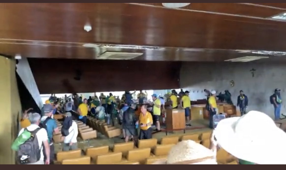 #Fascisti di #Bolsonaro assaltano indisturbati il #Parlamento in #Brasile 
È un tentativo di golpe che avrà contro il popolo
Viva il presidente #Lula
Vergogna a #Meloni e #Salvini sostenitori di Bolsonaro 
No pasaran 
#UnionePopolare
<a href="/potere_alpopolo/">Potere al Popolo</a>