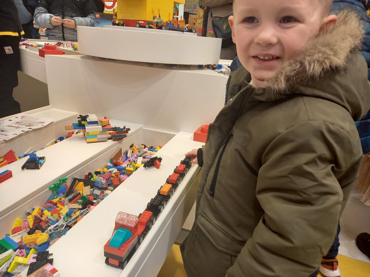 #BuildLikeAMaster

Little boy with huge ambitions for a big big big lorry!