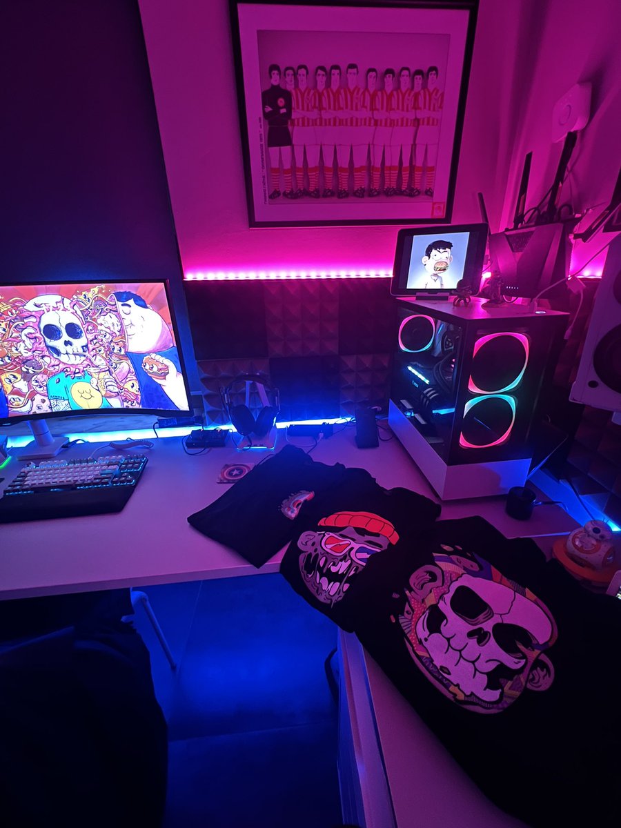 yannis_e's tweet photo. @GenzeeNFTs merch arrived just in time for my birthday!! Thank you @alexmdc7 and the entire @GenzeeNFTs fam!!! #ODDX Rulez!! https://t.co/GszWcc0tdq