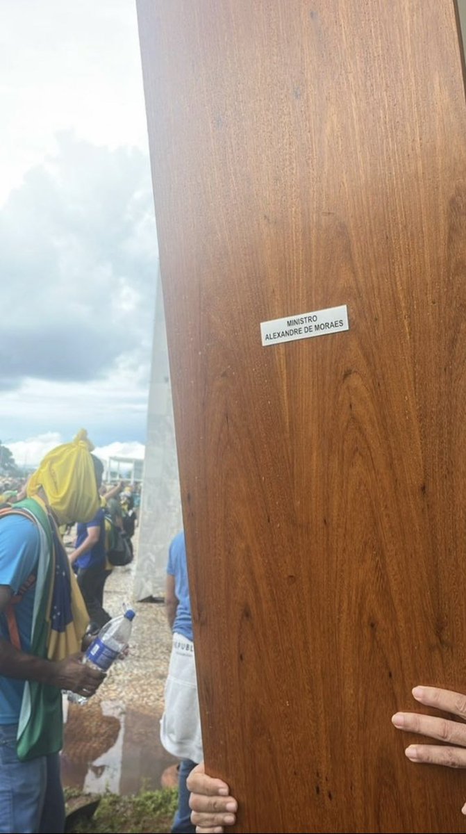 JamileDavies's tweet photo. 🇧🇷Tiraram a porta do escritório do ALexandre de MORAES. 
——-
🇬🇧Brazilians have taken ALexandre de MORAES’ office door. 

#brasilia #brazilia https://t.co/DTOBA3g3SF