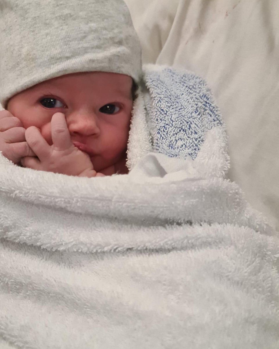 raulalgo's tweet photo. El 6 de enero, poco antes de las 8 de la tarde, llegó el mejor regalo de reyes que pudiéramos soñar. Se llama Isabel, es tan valiente como su madre, y tiene la mirada mas bonita que he visto nunca. https://t.co/80cdlrrvmK