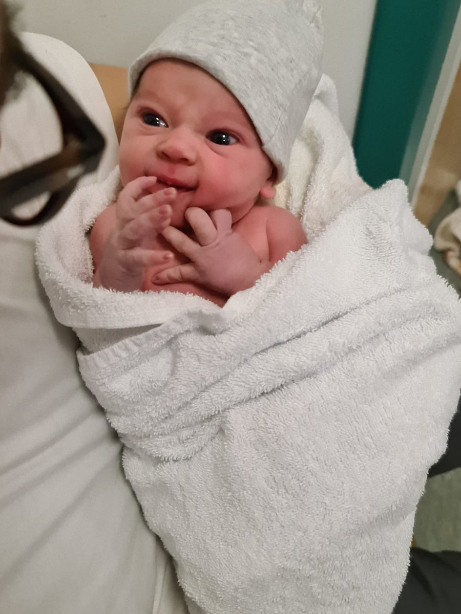 raulalgo's tweet photo. El 6 de enero, poco antes de las 8 de la tarde, llegó el mejor regalo de reyes que pudiéramos soñar. Se llama Isabel, es tan valiente como su madre, y tiene la mirada mas bonita que he visto nunca. https://t.co/80cdlrrvmK