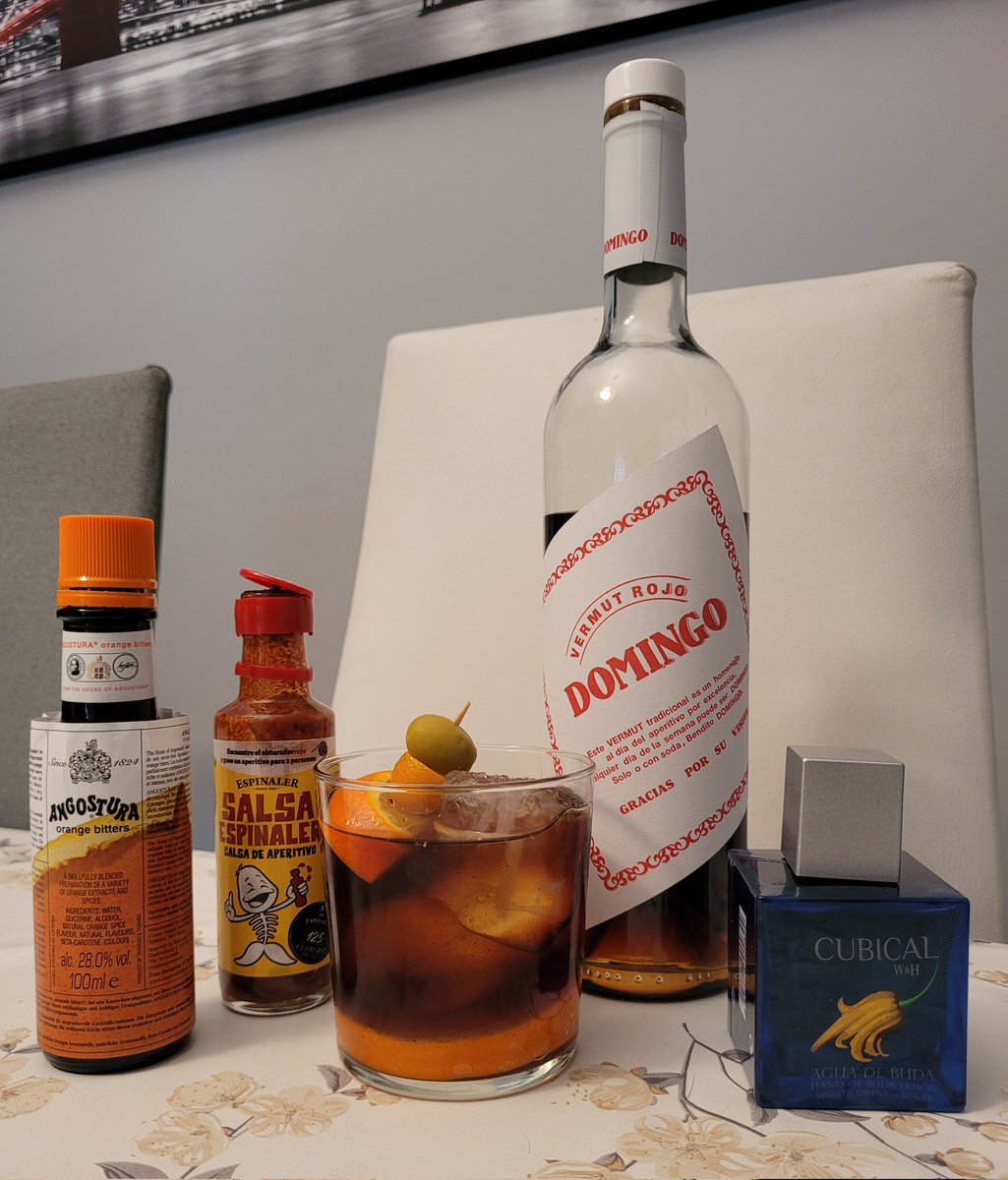 FERNANDOSYRAH's tweet photo. Los domingos son día de #Vermú , y si es @domingovermut, pues tan rico.

Base de 🍊 perfumada de #ManodeBuda , angostura naranja y salsa @VermutEspinaler ; golpe de sifón y chispa de ginebra; 2 piedras de hielo, y remate con pincho de olivas, kumquat y naranja. 

#fernandosyrah https://t.co/LRik09jqgV