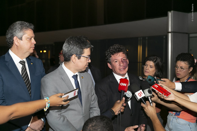 PTnaCamara's tweet photo. Tweet do líder do PT, @ReginaldoLopes :

"TERRORISTAS estão invadindo o Congresso Nacional! 

CRIMINOSOS QUE ESTÃO CONTRA A LIBERDADE E DEMOCRACIA DO NOSSO BRASIL!"

Foto: Arquivo https://t.co/GEj7qdnjbD