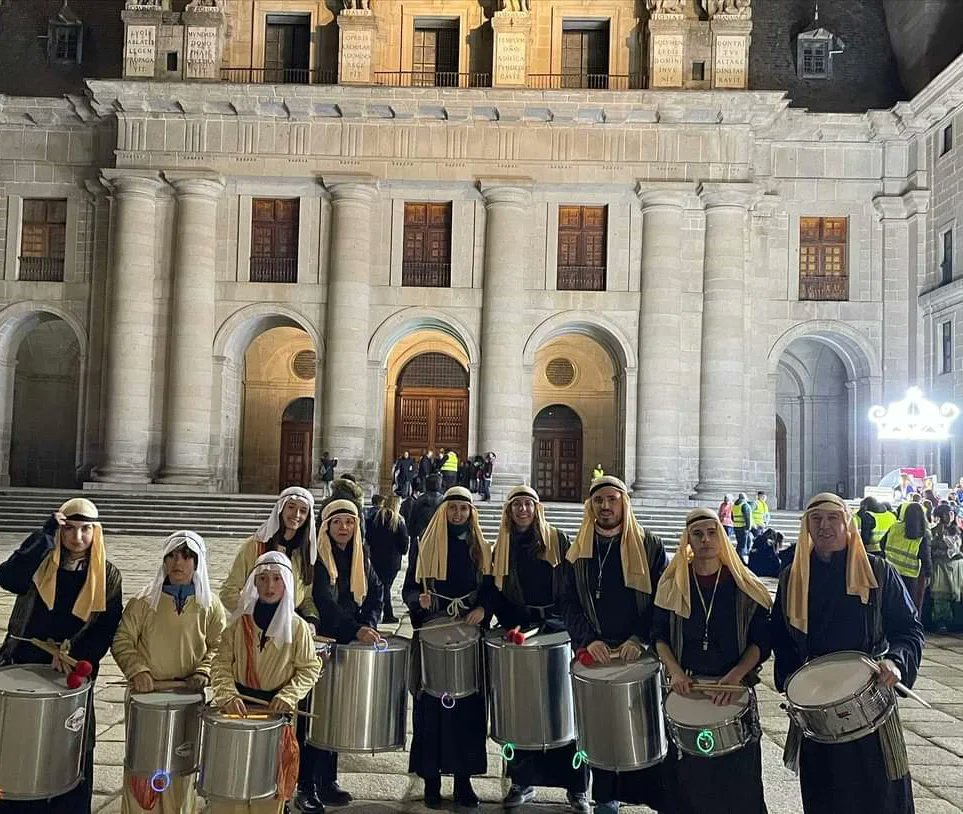 beldrums's tweet photo. Momentos de la Cabalgata de sus Majestades los Reyes Magos de Oriente, que bien lo pasamos! Este año tocando el repenique y estrenando carrozas los reyes👑👑👑✨️🥁🪘🪇🙏🥳 #batucada #batukada #cabalgata https://t.co/glNIx0QpZI