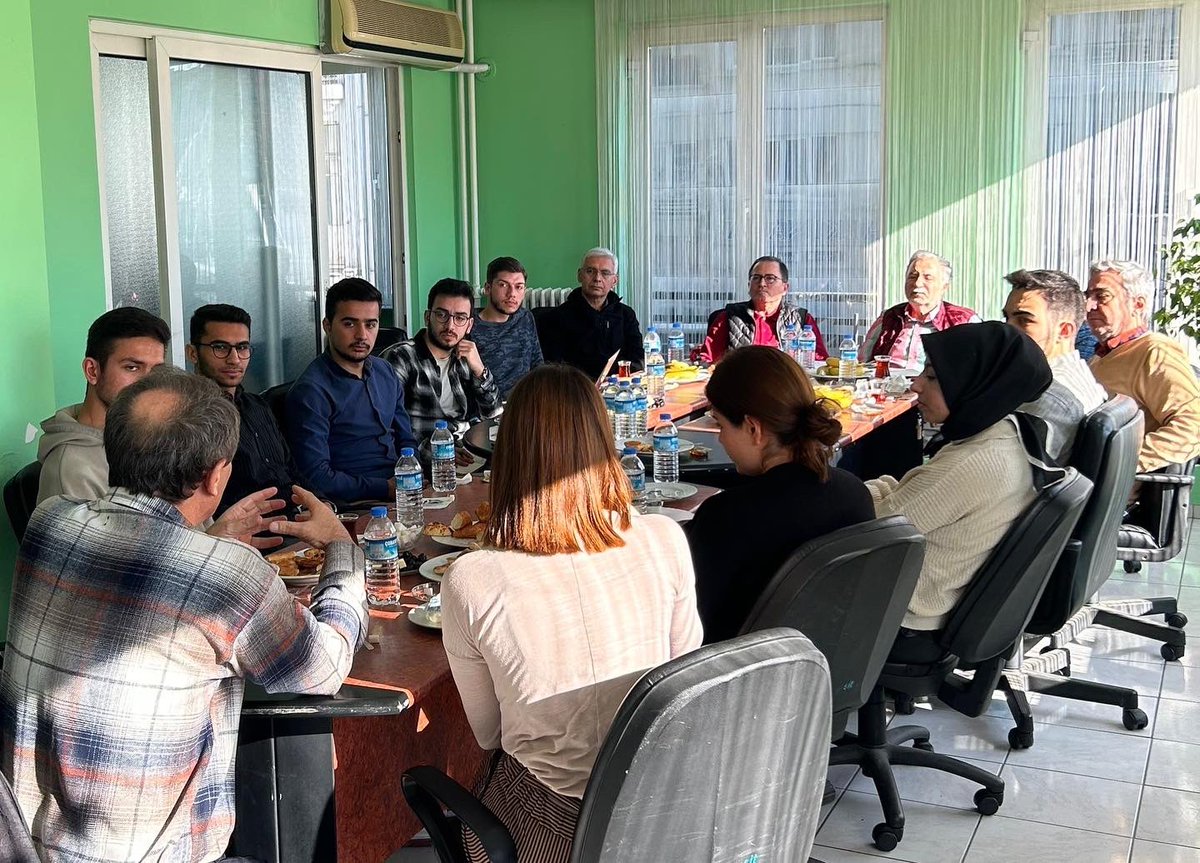 S.H.V. İstanbul Şubesi olarak Başkanımız Kazım Çimen, üyelerimiz Dr. Tayfun Çataltepe, Fatma Aydoğdu, Prof.Dr. Hüseyin Karadağ, Prof.Dr. Nusret Erdoğan, Serdar Mahmutoğlu ve İstanbul’da üniversite eğitimi gören gençlerimiz ile  projelerini dinlemek üzere bir araya geldik.