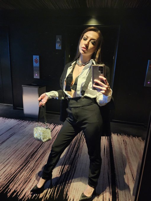 Literally the only photo I got of my outfit last night😂 https://t.co/jcRg8L5zMg