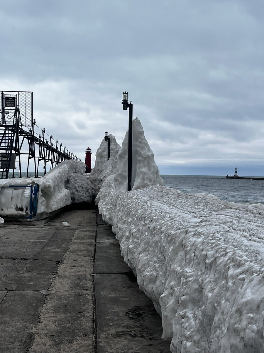 vill_abi's tweet photo. Grand Heaven Light House!!!! 

#lighthouse #WinterStorm #ice #lake https://t.co/NzsKQJjRiB