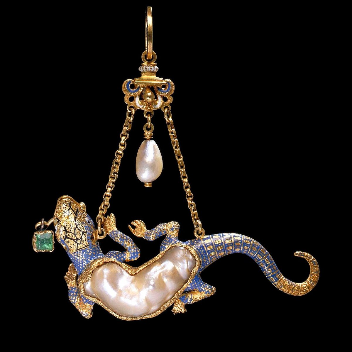 #CaffinatedClassics 
C.16th Salamander Pendant🦎

Baroque pearls gave the jeweller an opportunity to demonstrate their skill at adapting an irregular stone to Renaissance fashion.

Salamanders' resistance to fire made them a symbol of fiery lovers ❤️‍🔥
#History #AcademicTwitter