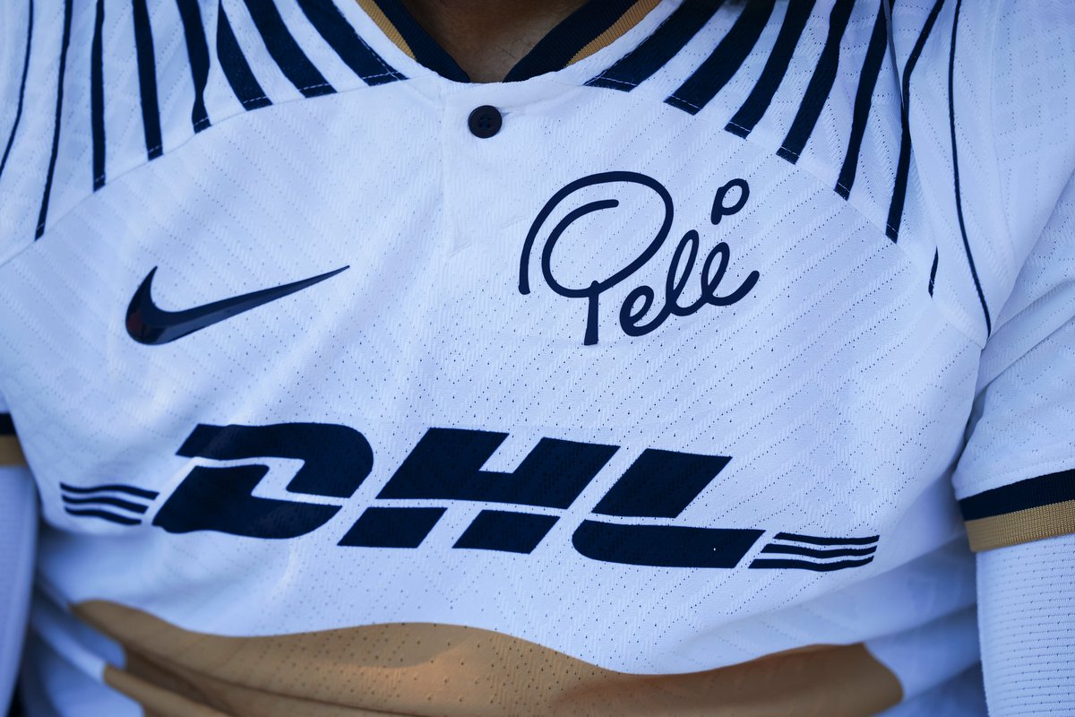 PumasMX's tweet photo. Homenaje con un minuto de aplausos a Pelé, máxima leyenda del balompié a nivel mundial.

Descansa en paz. 🤍

#SoyDePumas https://t.co/l2uauPB1ox