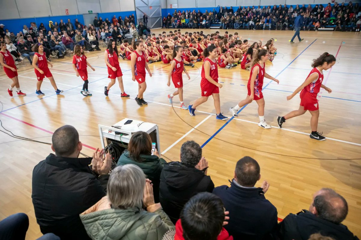 jordi_ballart's tweet photo. 🏀 Aquesta tarda s'ha fet la presentació dels equips de la secció de #bàsquet del @CNTERRASSA_. He pogut acompanyar el club, els 3️⃣2️⃣ equips i 3️⃣6️⃣0️⃣ jugadores i jugadors de totes les categories.
💪❤ Molts èxits en aquesta temporada!
🔝🔴 Bona temporada, #orgullvermell! https://t.co/Zz2NPDbqJV