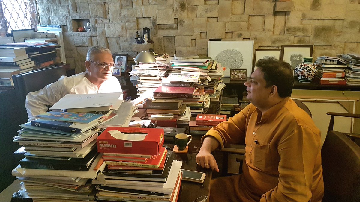 पिछले बीस सालों(2003-23)में गुलज़ार साब के साथ उनके घर में कई बार उन पर लिखी जा रही किताब पर बातचीत के पल! अब यह पाठकों तक पहुंचने के अंतिम दौर में है!अनंत विजय,पवन झा,सलीम आरिफ़,यूनुस खान,विशाल भारद्वाज,नरेंद्र सैनी,पीयूष दईया,मोहित कटारिया जैसे मित्रों का सहयोग इसकी नींव है 🙏
