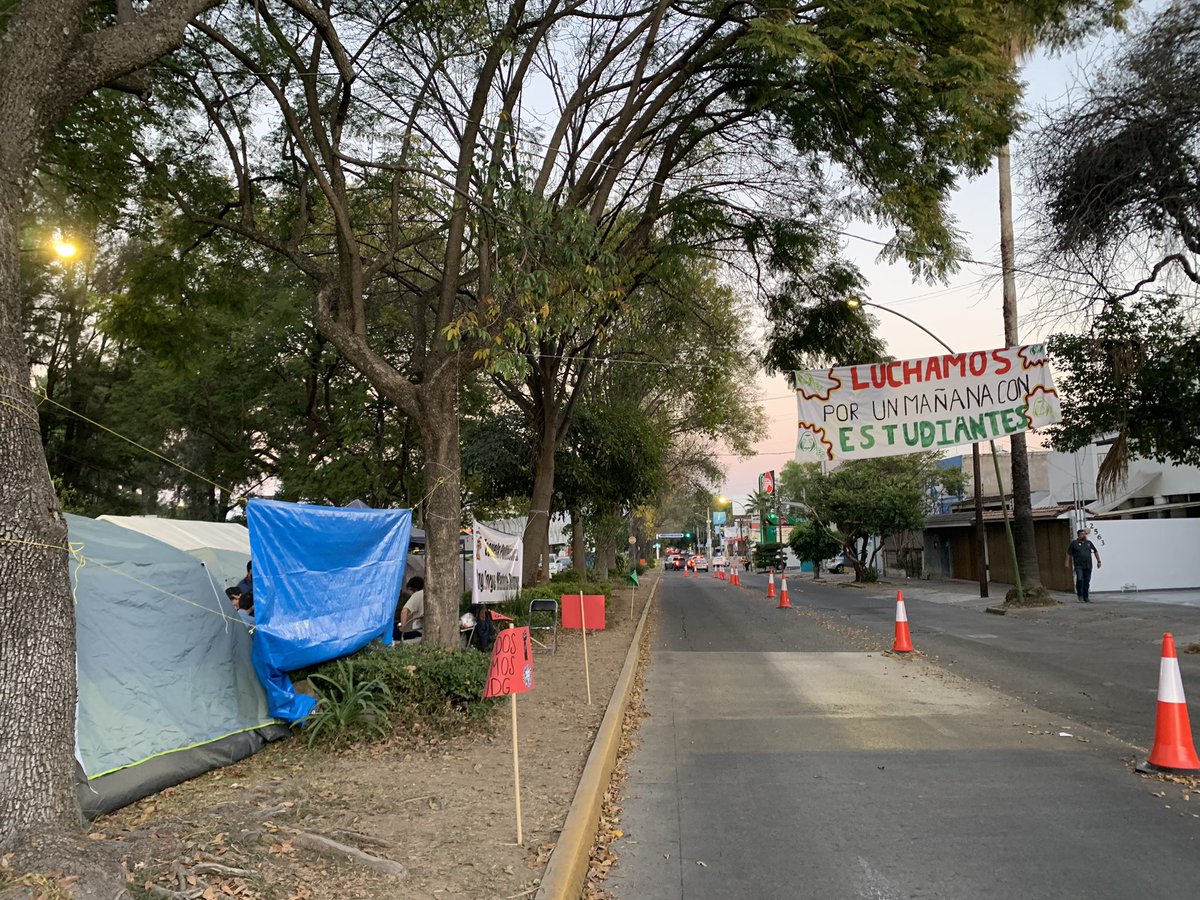 movindigo's tweet photo. La resistencia sigue viva. Jamás nos quitarán la firme convicción de luchar por aquello que creemos justo. 

En este estado se criminaliza a quienes tenemos el valor de hacerle frente a la tiranía del gobernador, pero juntas y juntos venceremos. #JaliscoEnResistencia https://t.co/bidpv8nReO