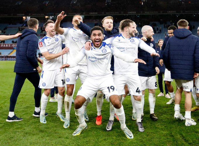 TGoalpost's tweet photo. What a moment! ๐คฏ
Stevenage, who play in the fourth tier of English football, stunned Aston Villa with two goals in the final minutes to win 2-1 and secure a place in the next round of the FA Cup! ๐
#TheGoalpostNews #AVLSTE #AVFC #AstonVilla #Stevenage #FACup #MagicOfTheCup https://t.co/gaeAqJjxya