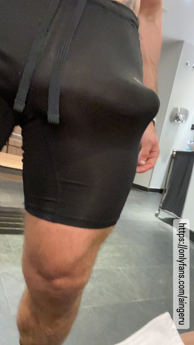 Thank god my gym is empty on Sundays … I couldn’t hide it ? https://t.co/C4gitO1qBs