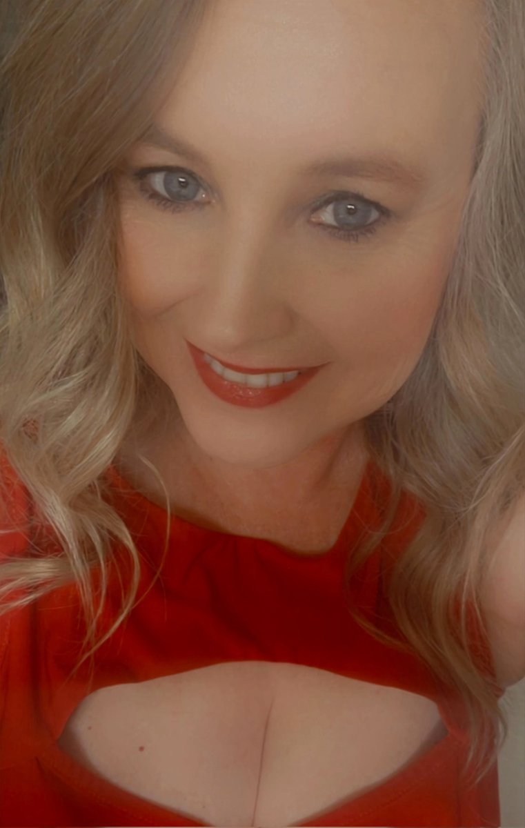 DrXtineDiane's tweet image. &apos;Cause loving her was RED. ❤️‍🔥                     👠💄💃🏼🫦  #taylorswiftred #iseered #burningred