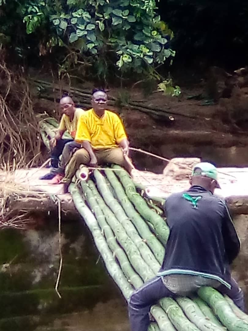 etiennemulindwa's tweet photo. Je vs présente ce pont, 1 solution locale face au silence des autorités. Ns sommes à #Shabunda #Sud_Kivu l pont jeté sur la rivière #ELILA dep8 l'époque coloniale a été emporté par les eaux en crue. Détresse d la population @Presidence_RDC @LukondeSama @PLukwebo @VitalKamerhe1 https://t.co/O3H9j07tDw