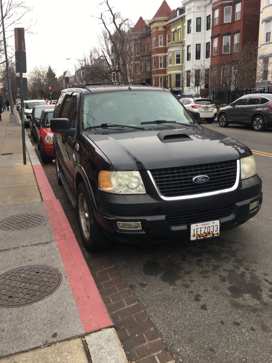 ⁦@DCPoliceDept⁩ ⁦@DCDPW⁩ @311DCgov Parking enforcement please. Illegal parking blocking clear access to intersection. Black Ford SUV MD 1EE2033 (1300 block of Park Road NW at intersection of Holmead Place NW). #DPWorks4DC