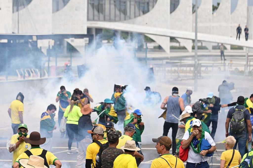 MovilizateOrg's tweet photo. El Trumpismo se retroalimenta del fascismo, no olvidemos que se puede dar en Colombia y también en España con la mano de VOX 
@MovilizateOrg https://t.co/ETQ7bA3oDR