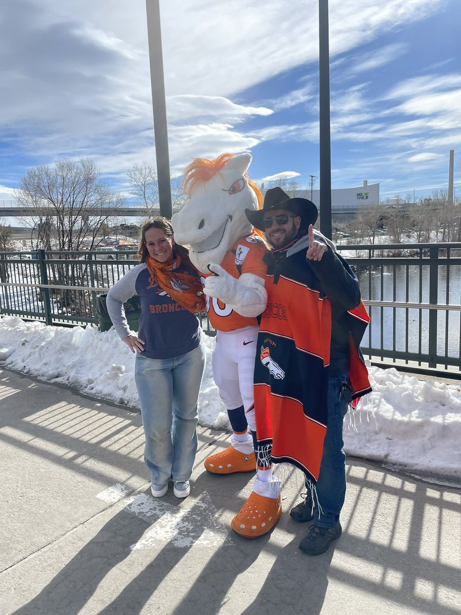 pinkstar730's tweet photo. It’s game day!!!! #LACvsDEN #GoBroncos @Broncos #BeatTheBolts #BeatTheChargers https://t.co/1sJtgEZnVm