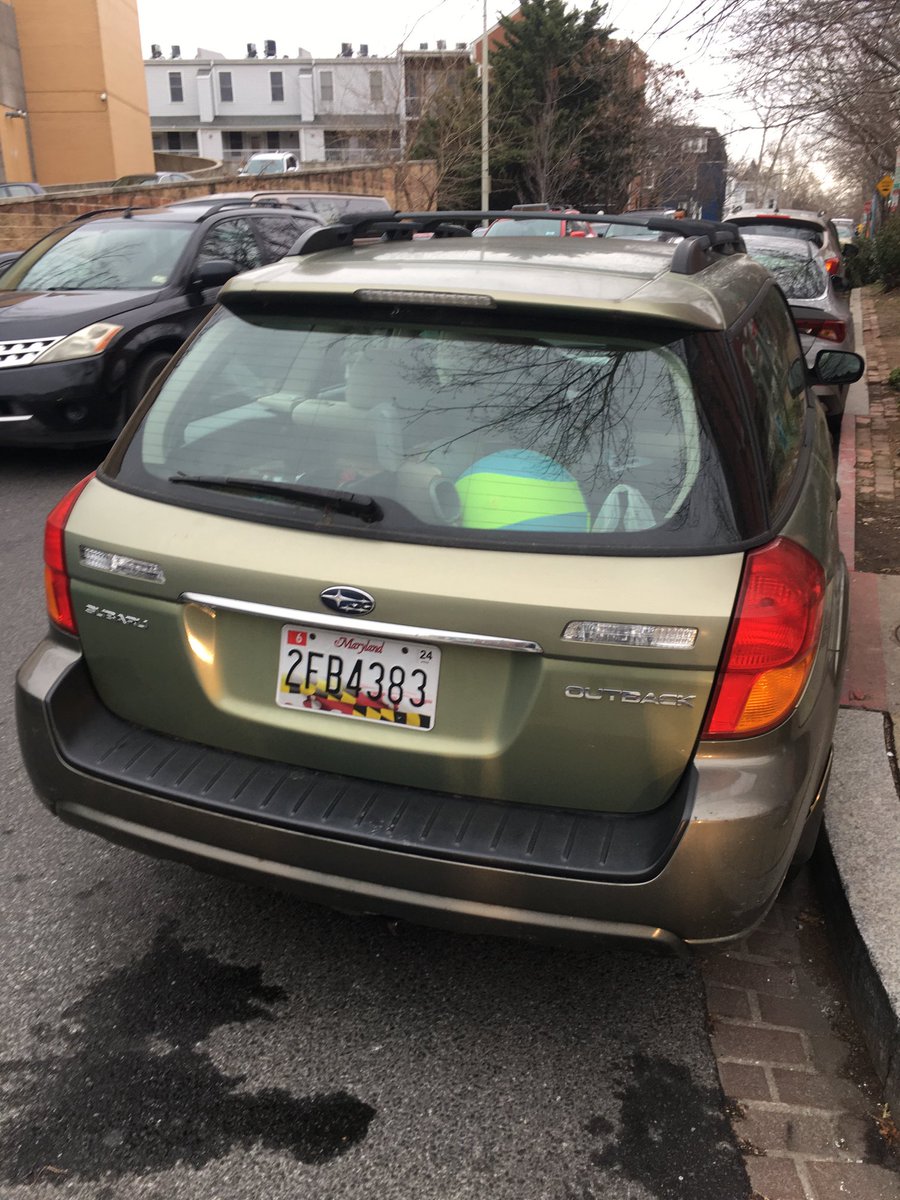 ⁦@DCPoliceDept⁩ ⁦@DCDPW⁩ @311DCgov Parking enforcement please. Illegal parking blocking clear access to intersection. Green Subaru Hatch MD 2FB4383 (1300 block of Park Road NW at intersection of Holmead Place NW). #DPWorks4DC