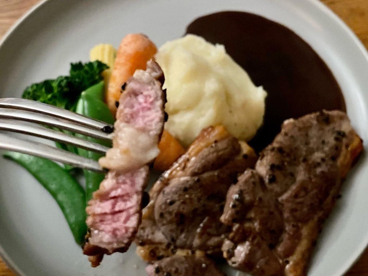 NeophyteCook's tweet photo. Sous Vide Lamb Leg Steak: with a creamy mashed potato, vegetables and a rich rosemary & red wine sauce. #SousVide #SousVideCooking #Lamb https://t.co/FXmyVzd6V7