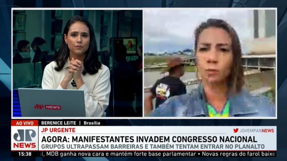antoniotabet's tweet photo. A Jovem Pan tem “repórter” de verde e amarelo transmitindo ao vivo junto dos terroristas, que, também de verde e amarelo, transmitem ao vivo. Se duvidar, quebrou até uma vidraça pra “disfarçar”. https://t.co/pS4nhuYcaN