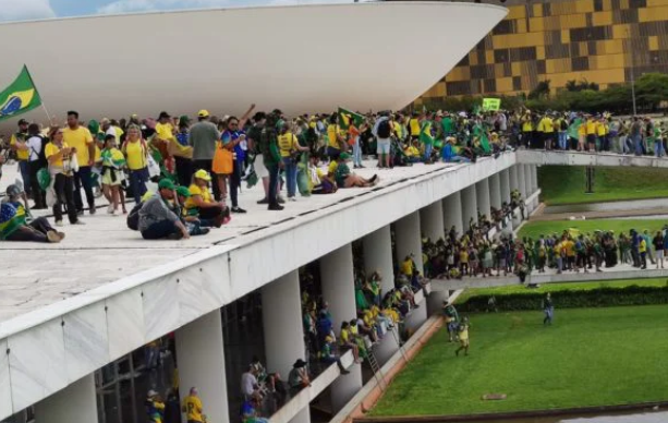 Metropoles's tweet photo. Fotojornalista do Metrópoles foi agredida por 10 homens: “Me deram socos e chutes”

Em relato chocante, a profissional do Metrópoles diz que foi cercada por dez homens e recebeu chutes e socos dos bolsonaristas

Leia: https://t.co/ePa79NuJxE https://t.co/aguItfkgJw