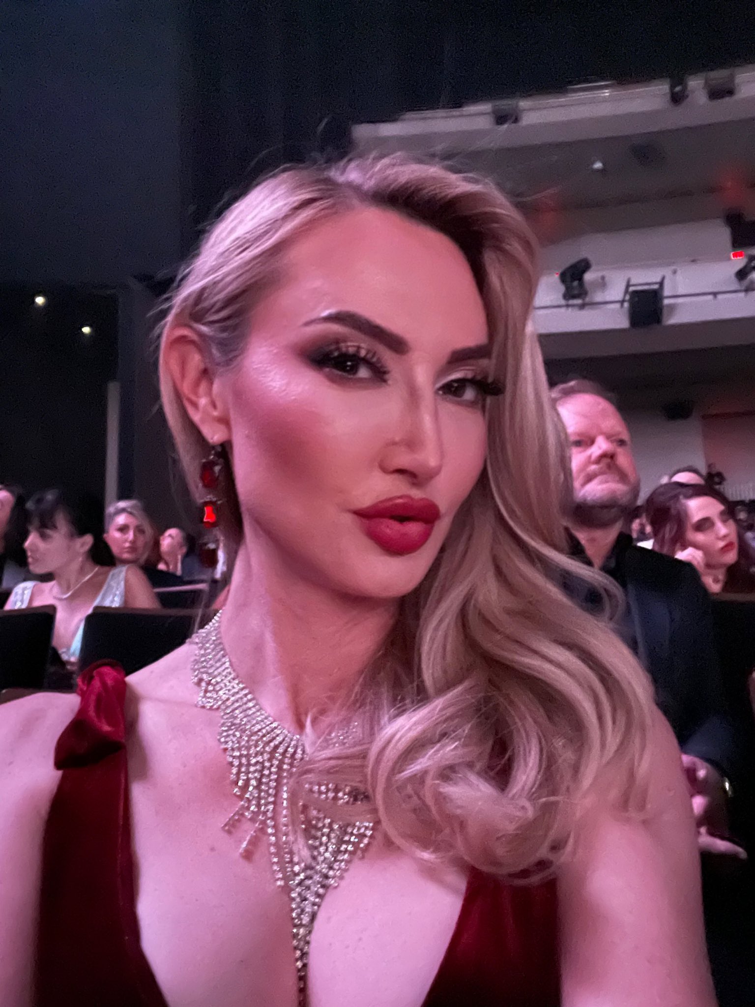 tw-stars-kendra-james-xbiz-miami-may-13-15-twitter-waiting