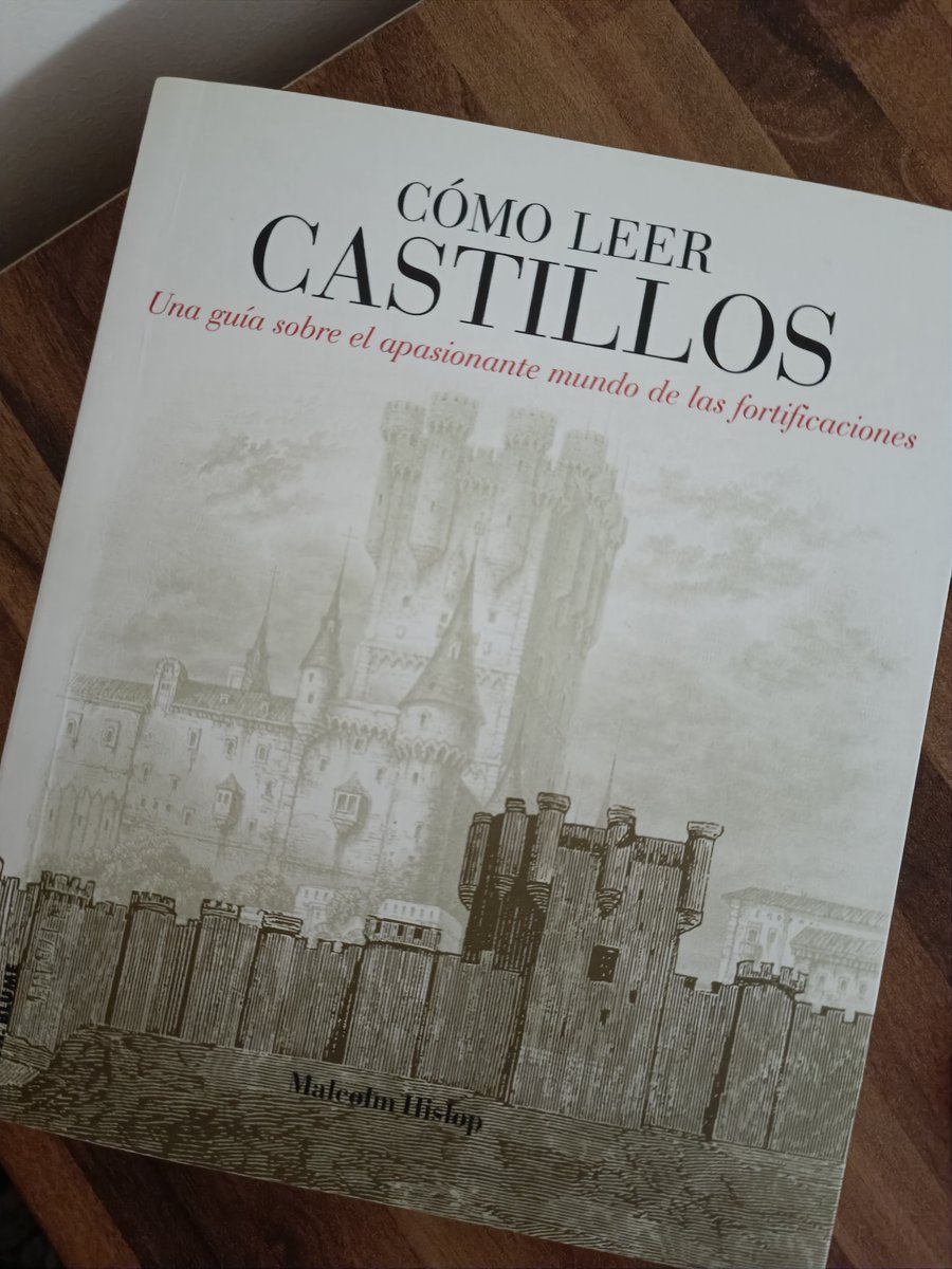 Hace un tiempo encontré a este pequeño en una librería y fue un flechazo! Me gustaría dedicarle un post en el blog, el cual tengo un poco abandonado😢. Qué os parece, os gustaría saber "Cómo leer castillos"? 🏰
