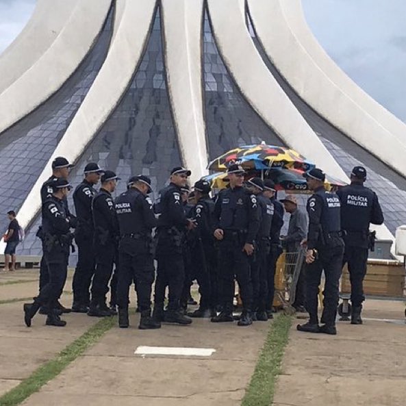 GRAVE: Policíais deixaramm a barreira e foram comprar água de coco em momento da invasão.