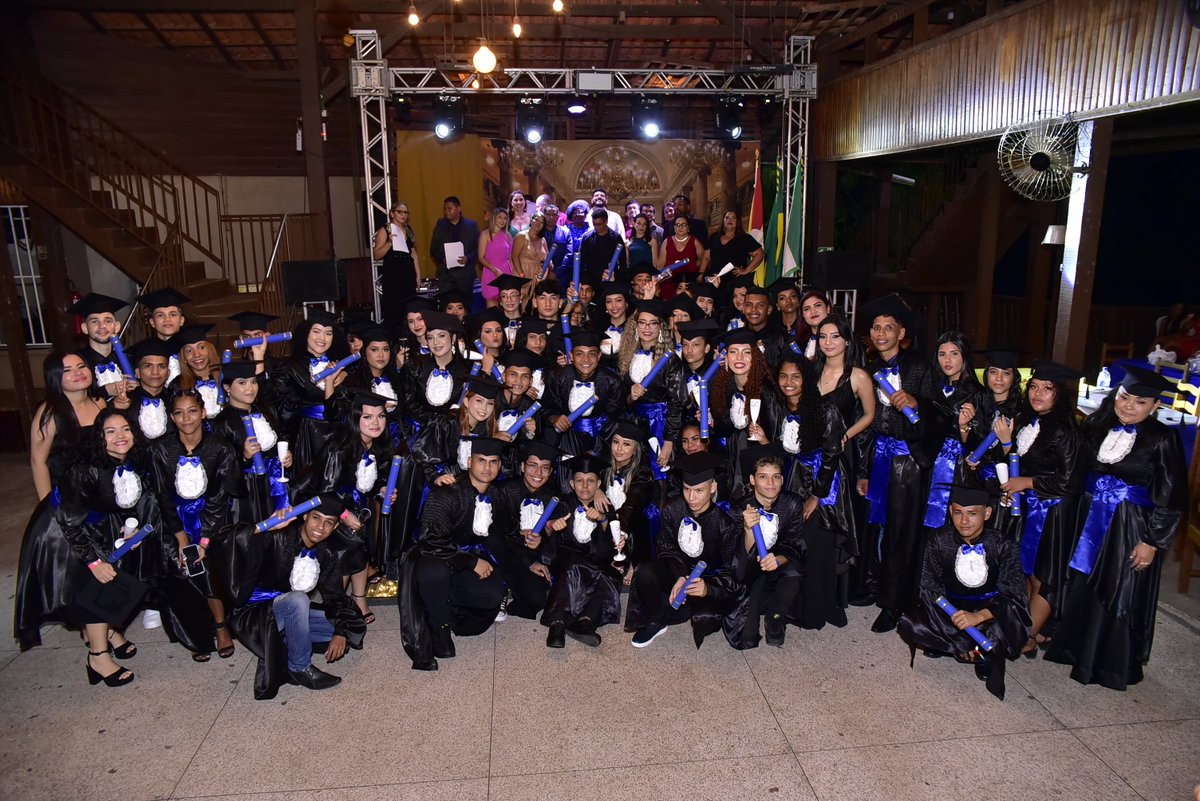 radiojpweb's tweet photo. Alunos do Ensino Médio, da Escola Estadual José do Patrocínio viveram uma das noites mais esperadas de suas vidas. https://t.co/OuMtPhLM7L https://t.co/nrdMHCl9Jv