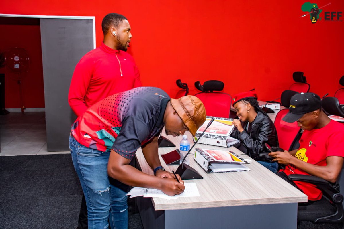 EFFYouthCommand's tweet photo. ♦️In Pictures♦️

Members of the Central Students’ Command Team (CSCT) arriving for the first Meeting of the year 2023 ahead of the #SizofundaNgenkani2023 Campaign.

First time and returning students must look for a red beret and T-shirt in all institutions of Higher Learning! https://t.co/76JJScEnUi