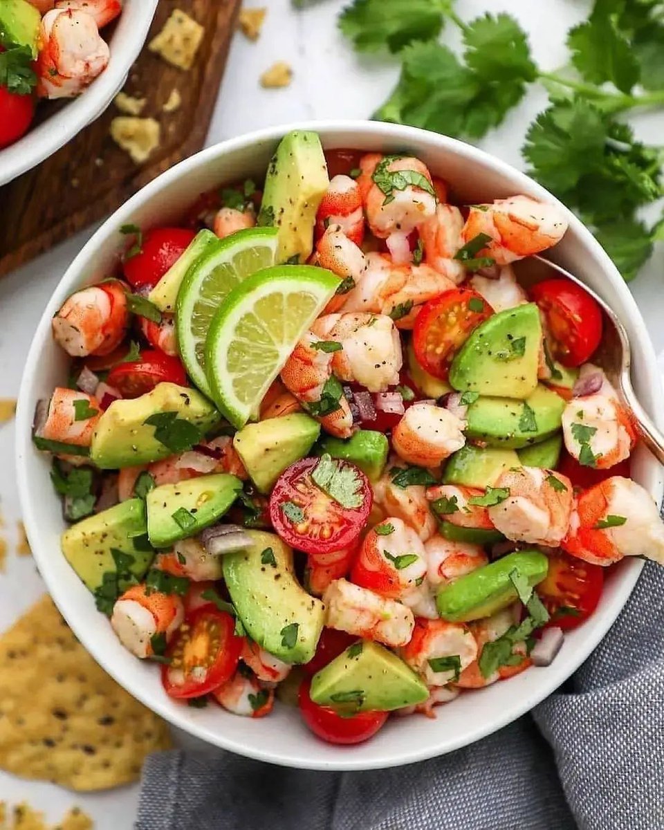 Lowcarbjiji's tweet photo. Cilantro Lime Shrimp & Avocado Salad
It’s made with minimal ingredients, precooked shrimp & tastes just like your favorite traditional ceviche! (In half the time!🙌🏻)
📸 By - kalefornia_kravings
#ketoresults #ketojourney #keto #ketolife #weightlosstransformations https://t.co/epmcJ1xDYl