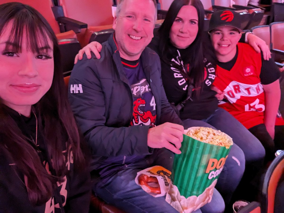 thenewcher's tweet photo. Go Raps #WeTheNorth https://t.co/7zNBg5guvZ