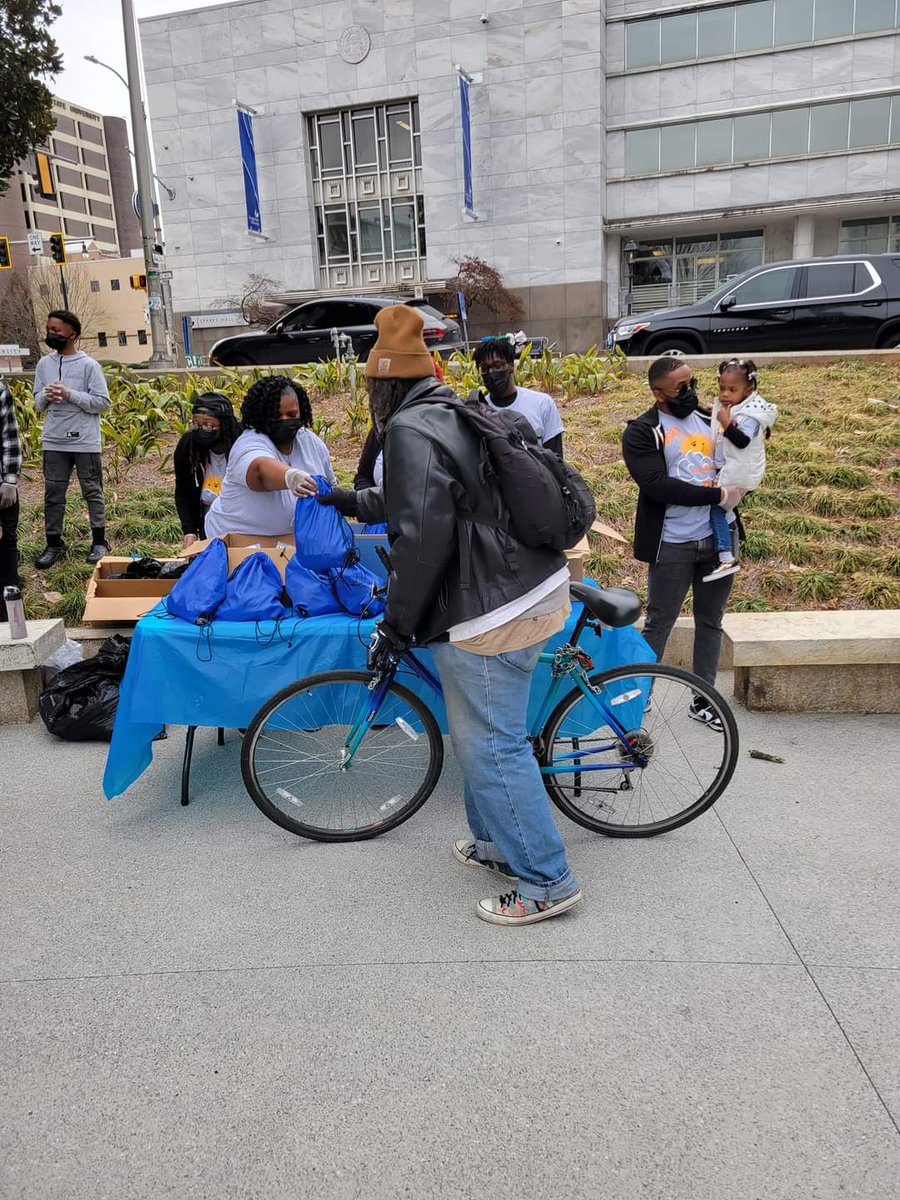 linsanityduh1's tweet photo. Happy birthday to my Grandma! Today we celebrated by giving back to our community just as she would have. #SunshineDay2023 was a success! 💙💛🌞🌻 https://t.co/pugebanX40