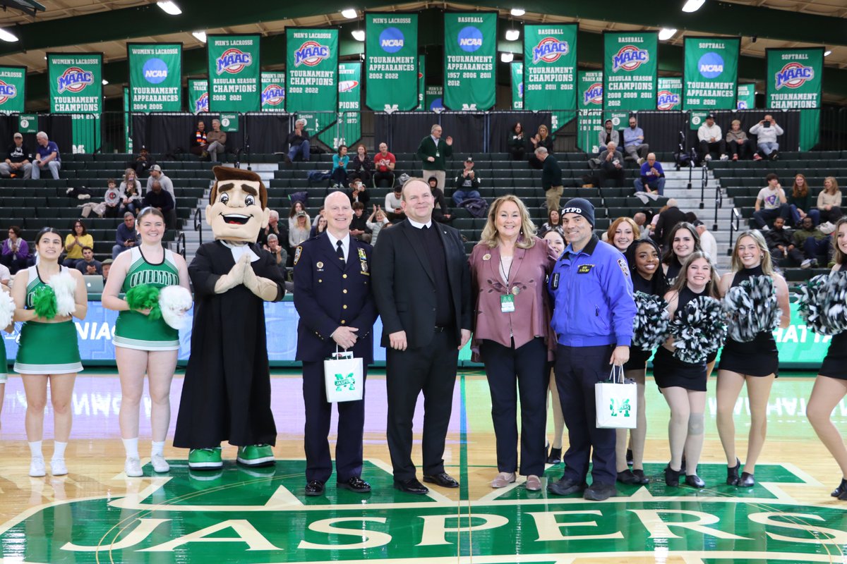GoJaspers's tweet photo. Thanks to Charles Girven and Sala Cesar of the 50th Precinct for keeping our campus safe and coming out and supporting the Jaspers!

#JasperNation https://t.co/6c5FTHRxdN