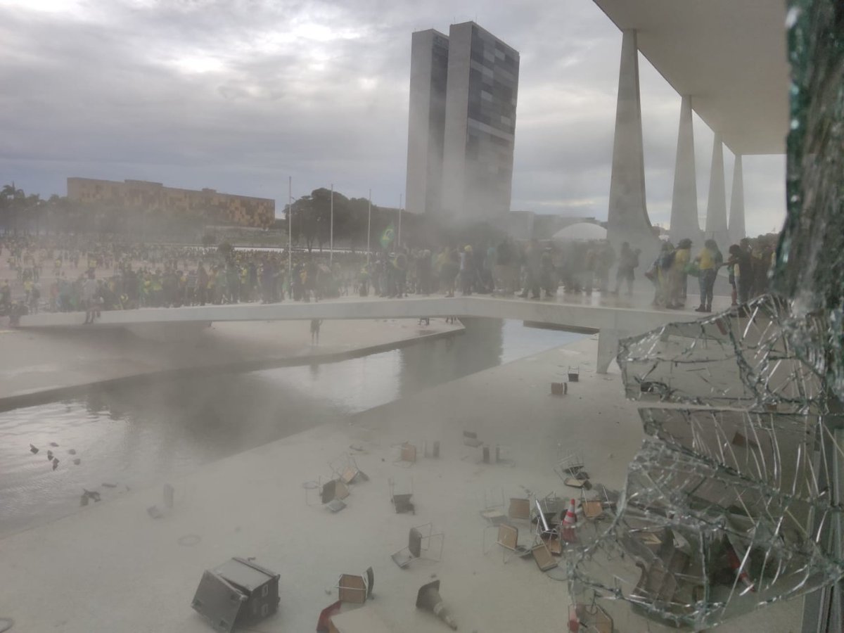 Metropoles's tweet photo. Bolsonaristas invadem o Palácio do Planalto em manifestação antidemocrática. https://t.co/720OElndbK